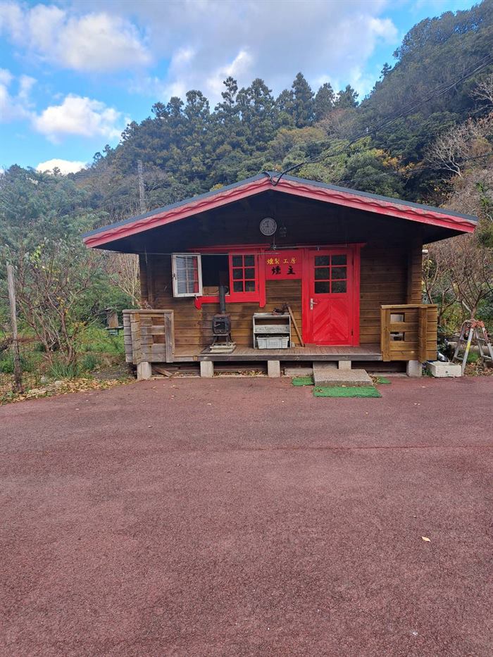 山を背にした燻製工房