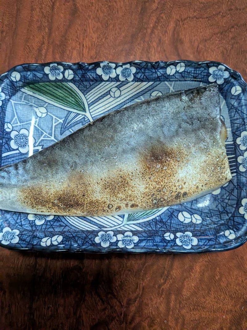 皿に盛りつけたサバの冷燻